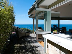 Terrace/patio - Beached on Bungan - Luxury Home with endless ocean views (Newport)