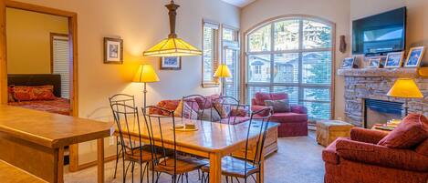 Televisio, takka, DVD-soitin, stereot