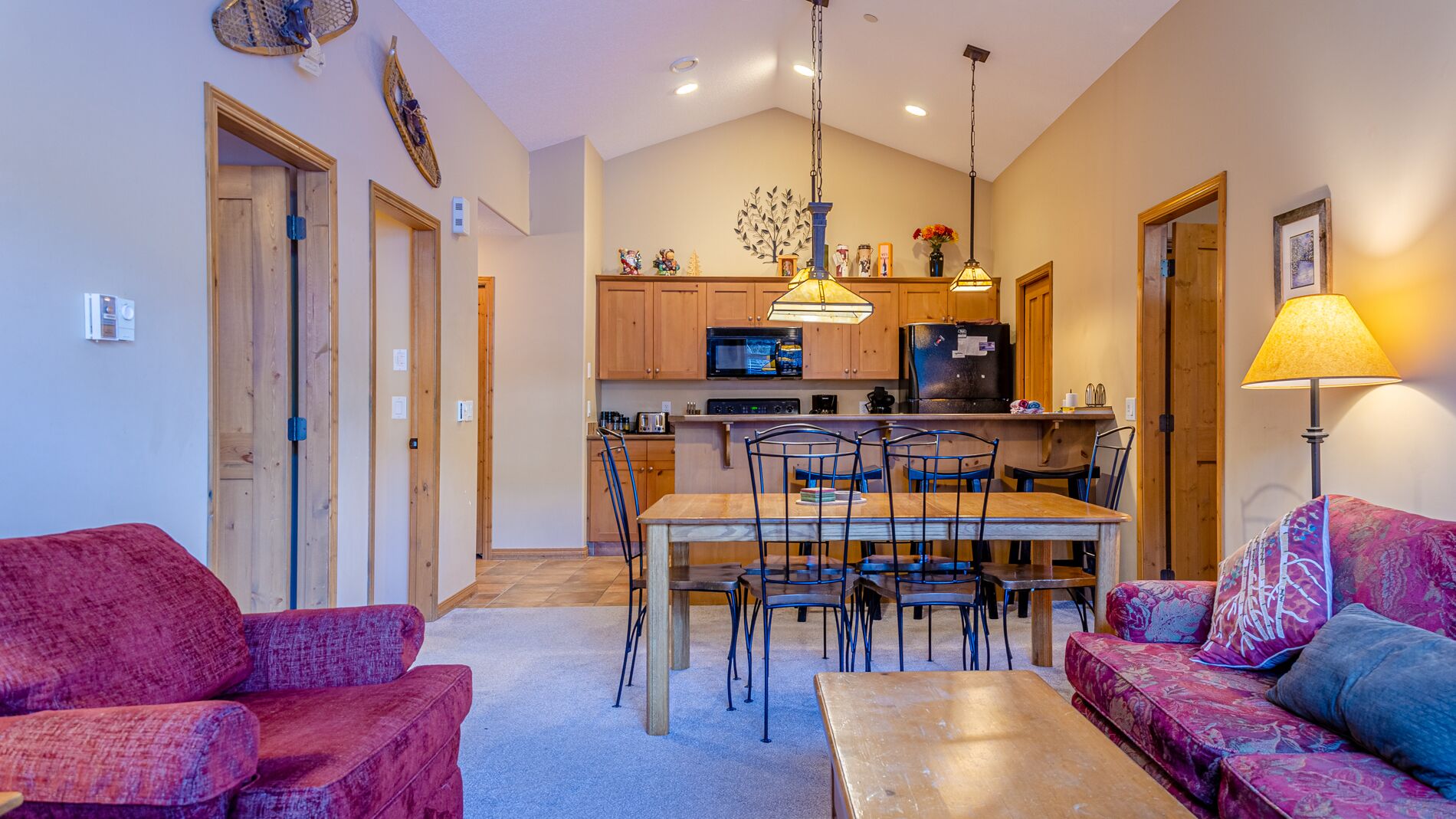 Upper floor 2 bedroom condo with easy access to ski trails