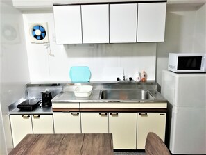 Refrigerador, microondas, placa de cocina, tetera/pava eléctrica