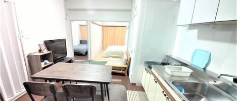 Apartemen, 2 kamar tidur, Bebas Asap Rokok, dapur | Ruang keluarga | TV LCD