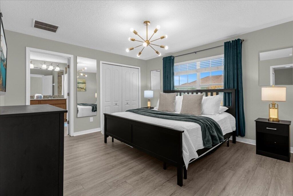 4 Bedrooms / 3 Bathrooms / Paradise Palms (8976 MP)