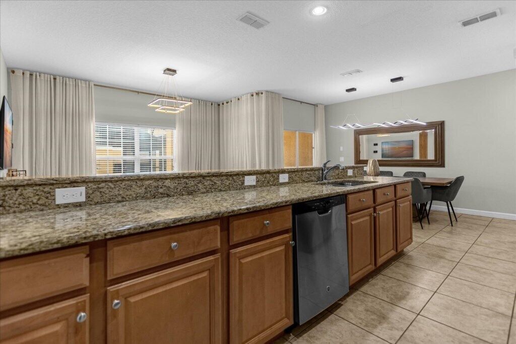 4 Bedrooms / 3 Bathrooms / Paradise Palms (8976 MP)