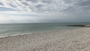 A beach with a sandy shore and a cloudy sky. - Cozy Home!!!! (Marathon)