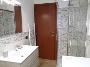 Shower, hair dryer, bidet, towels - Panoramic apartment with stunning city views (with free WiFi) (CAGLIARI)