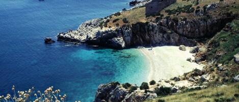 Plage, chaises longues, serviettes de plage