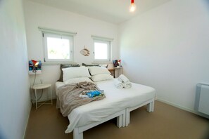 8 Schlafzimmer, Zimmersafe, Schreibtisch, Bügeleisen/Bügelbrett