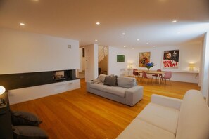 Smart-TV, Kamin, DVD-Player, Bücher