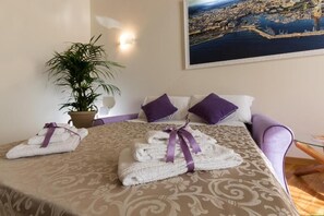 2 bedrooms, desk, soundproofing, iron/ironing board - SUITE 188 FOUR SONGS (Palermo)