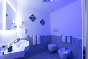 Shower, free toiletries, hair dryer, bidet - SUITE 188 FOUR SONGS (Palermo)