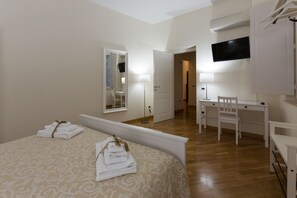 2 chambres, bureau, chambres insonorisées, fer et planche à repasser