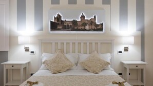 Ein ordentlich eingerichtetes Hotelzimmer mit einem Bett, zwei Nachttischen und einem Wandbild eines historischen Gebäudes.