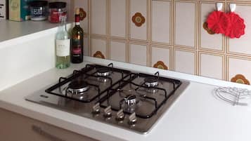 Frigorifero, forno, piano cottura, lavastoviglie