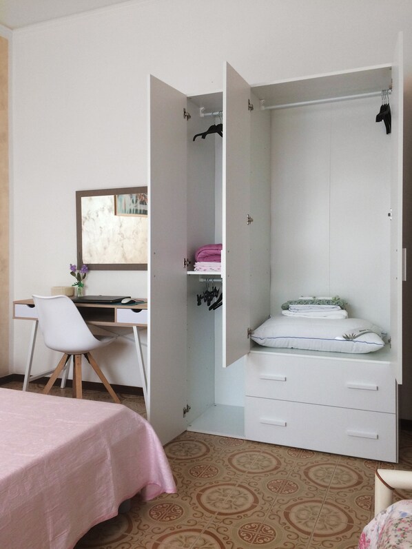 2 bedrooms, WiFi, bed sheets, wheelchair access