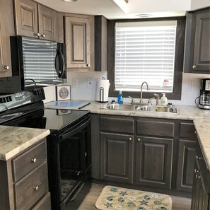 Fridge, microwave, oven, stovetop - Coast Oak -Beautiful New Tiny Cottage - Perfect Family Getaway (Aransas Pass)