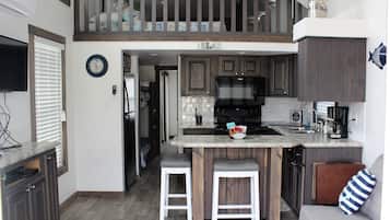 Réfrigérateur, micro-ondes, four, plaque de cuisson