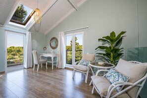 Smart TV, fireplace, video-game console, Netflix - A magical hilltop retreat overlooking Chania city and the Cretan sea! (Chania)