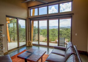 Flatskjerm-TV og peis