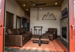 Una televisión de pantalla plana, una chimenea