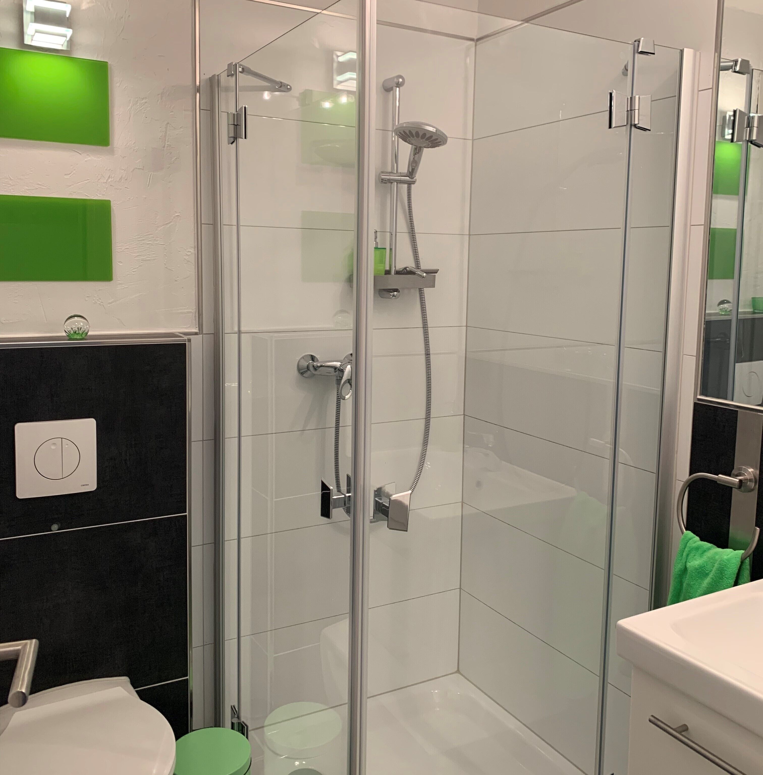 Dusche, Haartrockner, Seife, Toilettenpapier