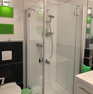 Bruser, hårtørrer, Sæbe, Toiletpapir