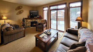 電視、壁爐、DVD 播放機、音響