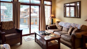 電視、壁爐、DVD 播放機、音響