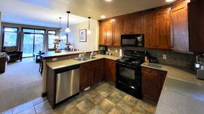 雪櫃、微波爐、焗爐、爐具