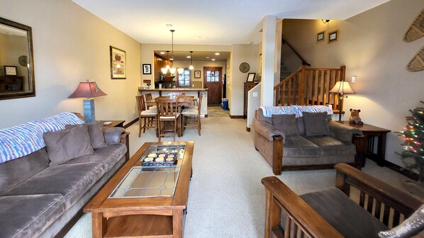 Televisio, takka, DVD-soitin, stereot