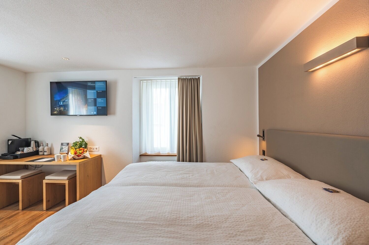 Habitación con 2 camas individuales | Caja fuerte, decoración individual, escritorio y cortinas opacas