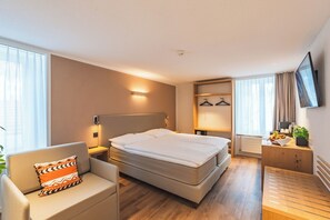 Värdeförvaringsskåp på rummet, individuell inredning och skrivbord