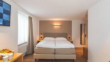 Zweibettzimmer | Zimmersafe, individuell dekoriert, Schreibtisch, Verdunkelungsvorhänge