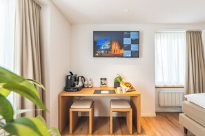 Safe på rommet, individuelt dekorert, skrivebord og blendingsgardiner