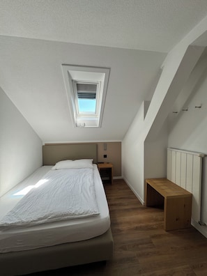 Habitación estándar | Caja fuerte, decoración individual, escritorio y cortinas opacas