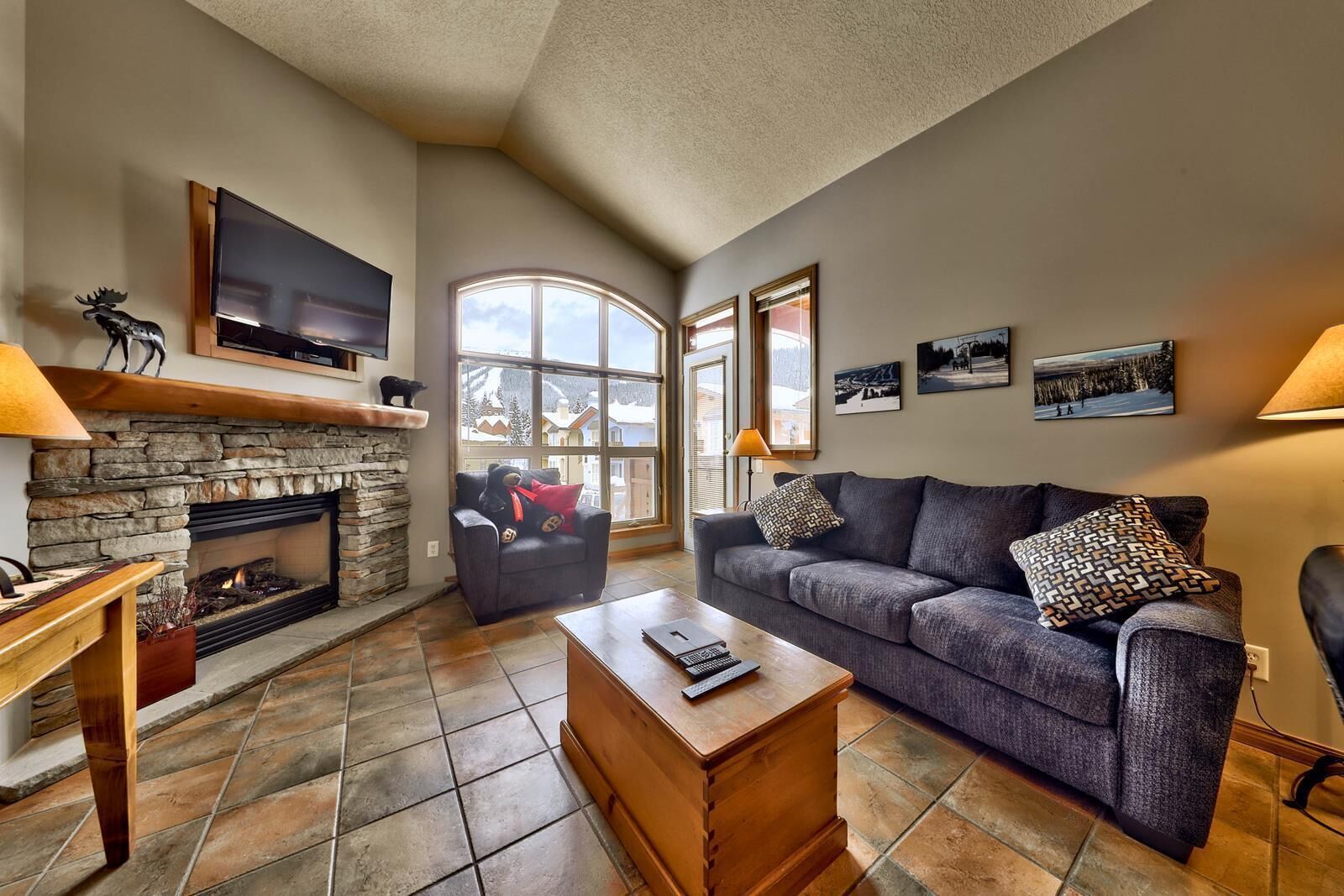 Upper level 2 bedroom condo with courtyard view and easy access to ski runs
