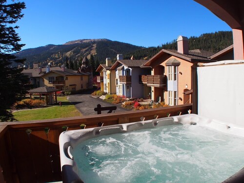 Upper level 2 bedroom condo with courtyard view and easy access to ski runs