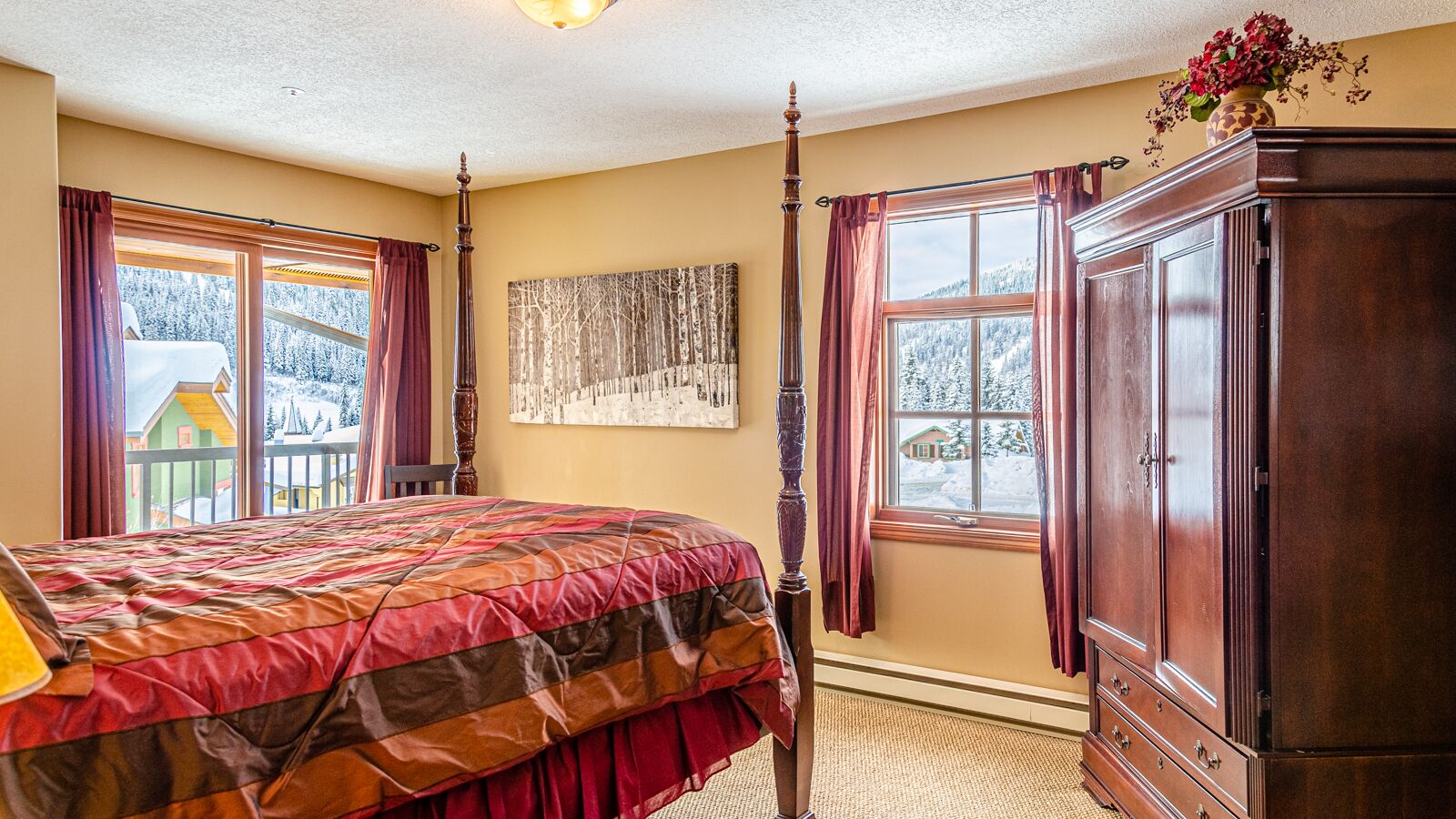 Excellent multi level 3 bedroom townhouse with easy access to nearby runs and lift