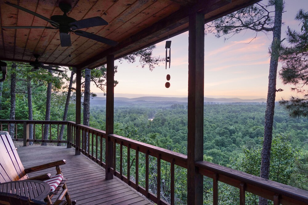 Romantic Couples Cabin! Enjoy breathtaking sunrise views and quiet seclusion.