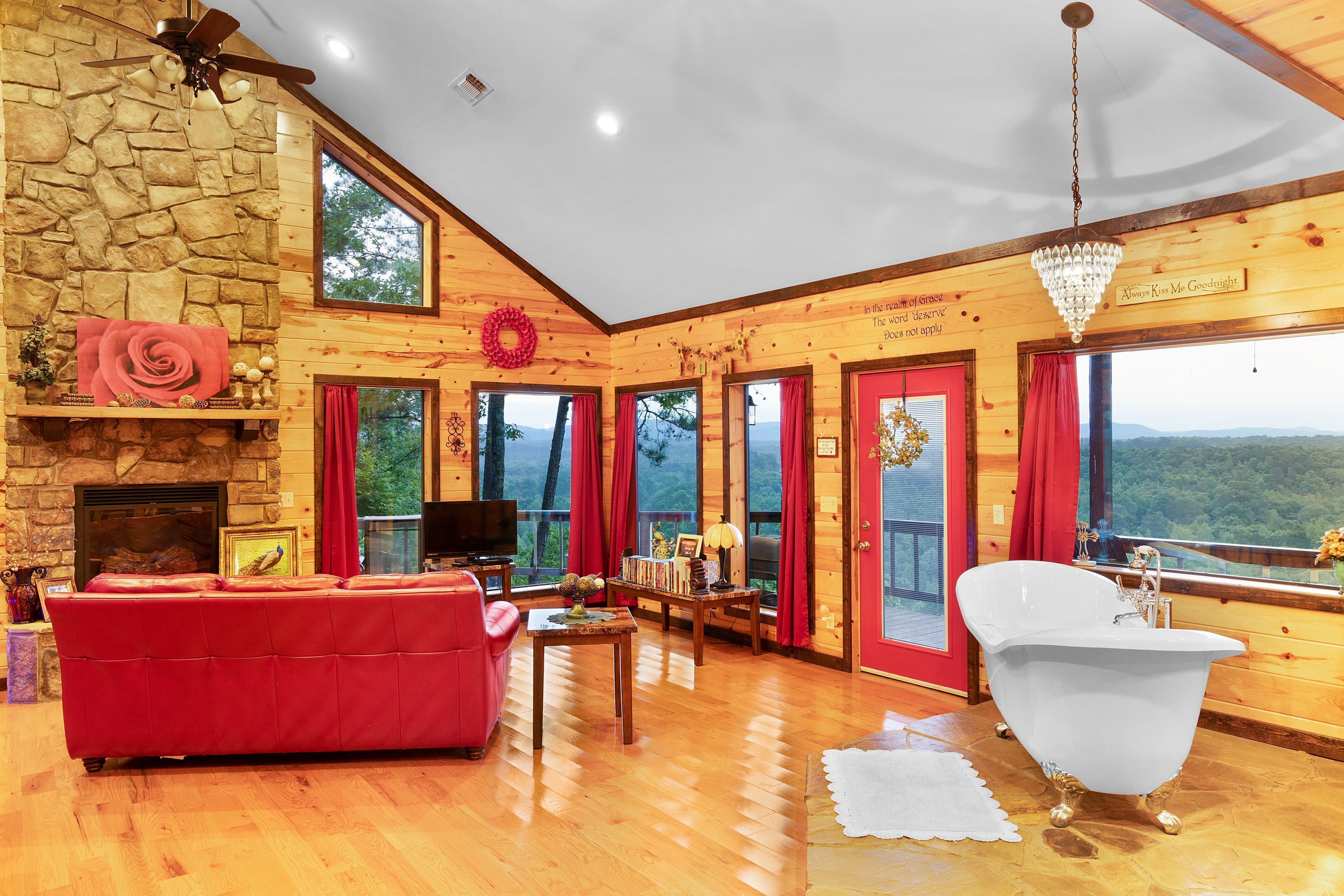 Télévision, cheminée, lecteur de DVD, vidéothèque