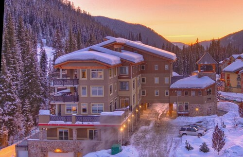 Modern 2 bedroom apartment in village centre