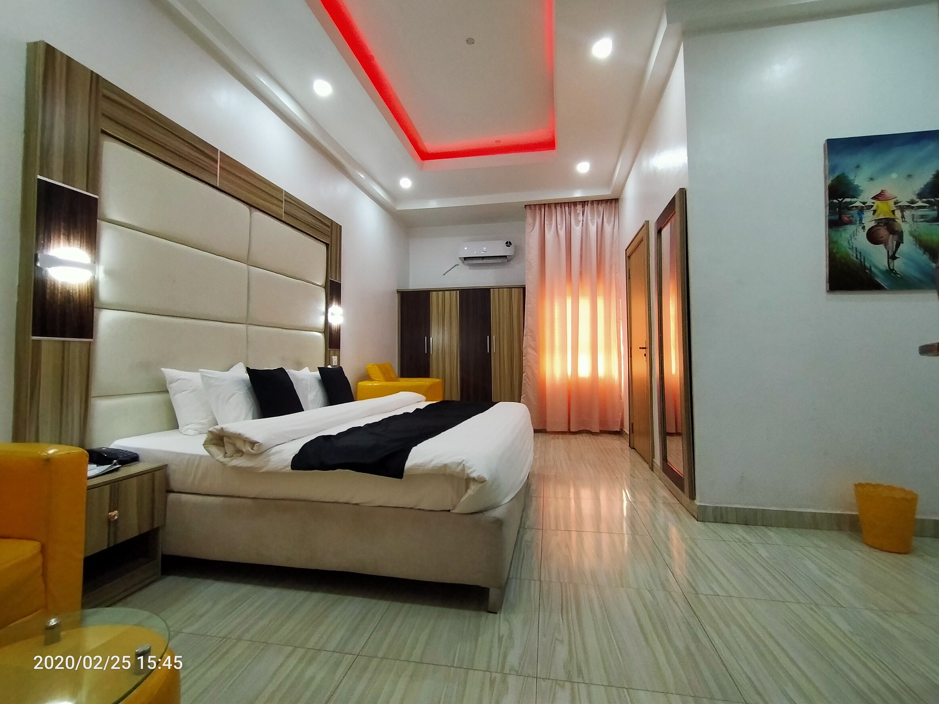 Executive-huone | Tallelokero huoneessa, työpöytä