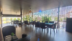 Un ampio spazio interno con soffitto alto, arredi moderni e grandi finestre che lasciano entrare la luce naturale.