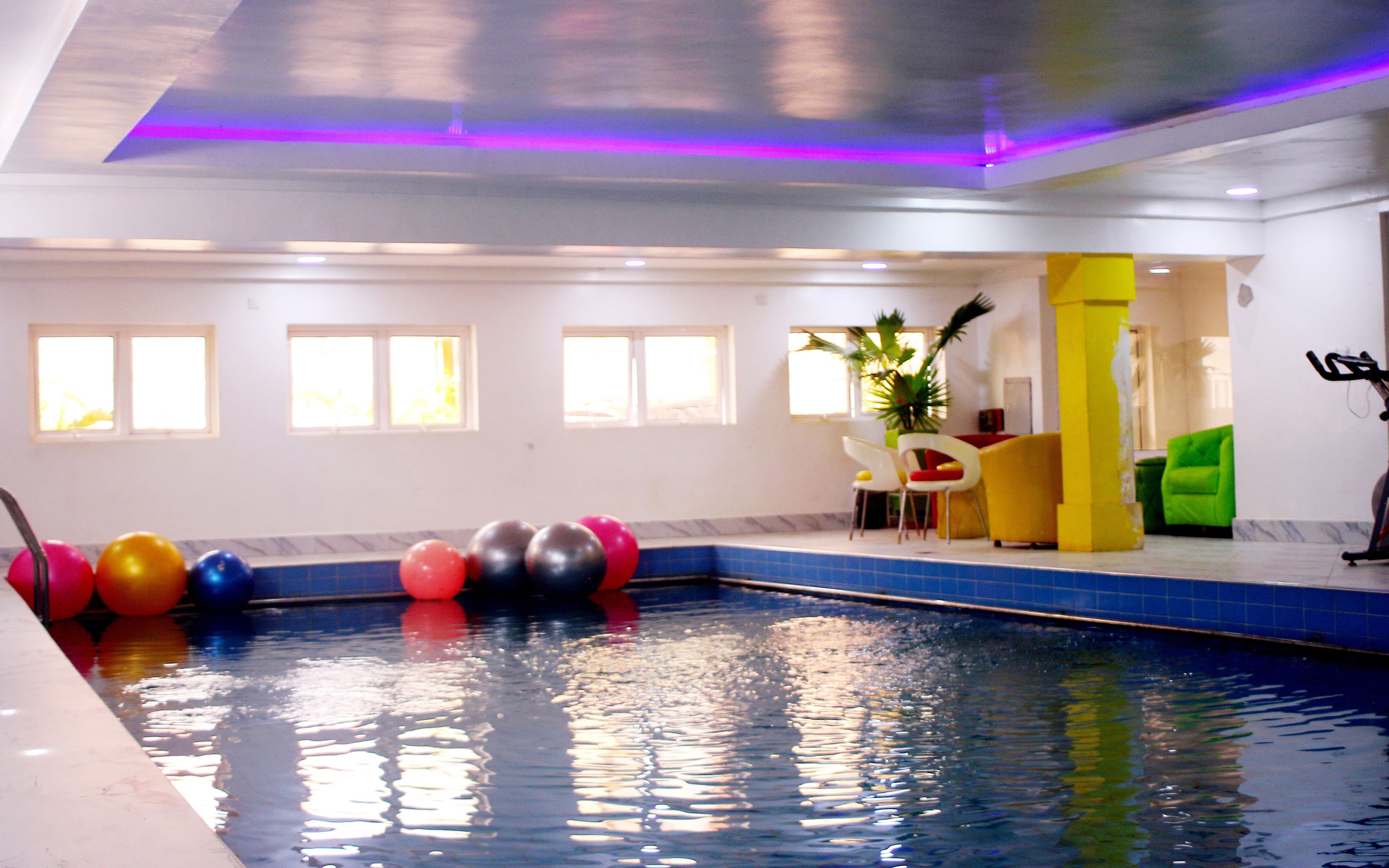 室内游泳池，06:30 至 18:00 开放，日光浴躺椅