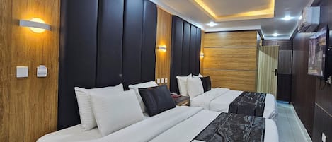 Executive-Doppelzimmer | Zimmersafe, Schreibtisch, laptopgeeigneter Arbeitsplatz