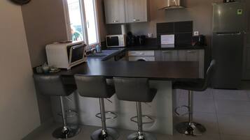 Een koelkast, een microgolfoven, een oven, een kookplaat