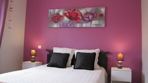 3 chambres, bureau, fer et planche à repasser, lit parapluie