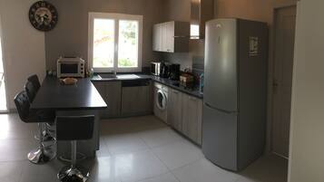 Een koelkast, een microgolfoven, een oven, een kookplaat