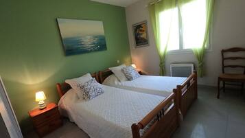 3 slaapkamers, een bureau, een strijkplank/strijkijzer, reisbedje