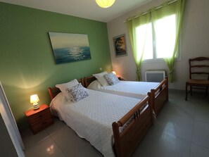 3 slaapkamers, een bureau, een strijkplank/strijkijzer, reisbedje