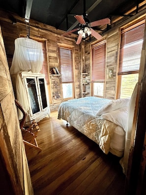 2 habitaciones, tabla de planchar con plancha, wifi y ropa de cama